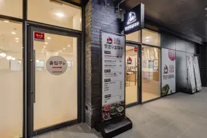 다크그레이 벽돌 외관의 모던한 칼국수 전문점